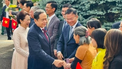 Chủ tịch Quốc hội thăm cơ quan đại diện Việt Nam, gặp gỡ cộng đồng người Việt Nam tại Thụy Sĩ