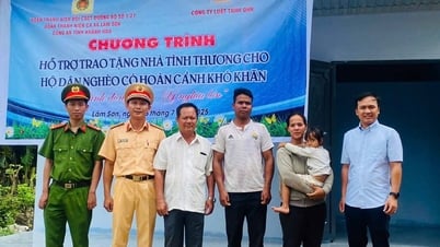 Đội Cảnh sát giao thông đường bộ số 1/27 trao tặng nhà tình thương cho hộ nghèo