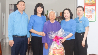 Phó Chủ tịch Thường trực Tổng Liên đoàn Lao động Việt Nam- Thái Thu Xương thăm gia đình bà Đào Thị Biểu