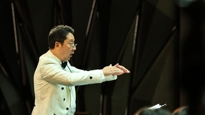 Nhạc trưởng Lê Phi Phi xúc động trong đêm nhạc vinh danh nhạc sĩ Hoàng Vân