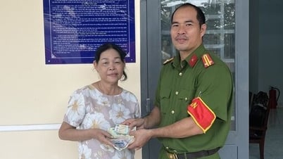 Đánh rơi ví, người phụ nữ được công an mời đến trả lại
