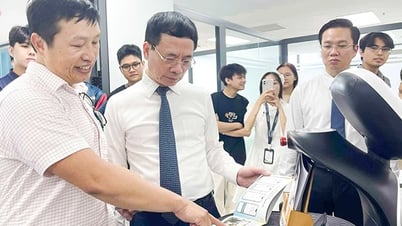 Bộ trưởng Nguyễn Mạnh Hùng thăm doanh nghiệp tại Công viên phần mềm Đà Nẵng 2