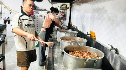 Chủ nhà hàng mất mát tài sản sau mưa lũ vẫn đỏ lửa nấu hàng ngàn suất cơm miễn phí cho bà con ở Nghệ An