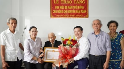 Phó Bí thư Tỉnh uỷ Tây Ninh Nguyễn Thanh Hải trao Huy hiệu 80 năm tuổi Đảng