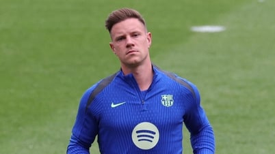 Thủ thành Ter Stegen 'bật lại' Barcelona