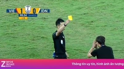 HLV Kim Sang-sik vái lạy trọng tài