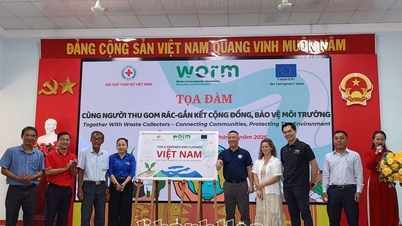 Hơn 300 người cùng thu gom rác tại xã Nam Ninh Hòa