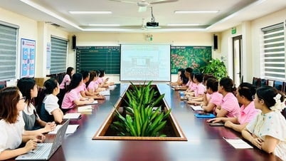 Hơn 3.600 cán bộ, giáo viên của 4 phường Long Biên, Bồ Đề, Việt Hưng, Phúc Lợi được bồi dưỡng chính trị hè năm 2025