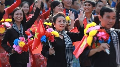 Momentos impresionantes del Artista del Pueblo Thoai Mieu y el Artista Meritorio Kim Tu Long en el desfile del 30 de abril