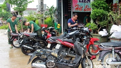 Hàng loạt xe máy ngập trong vũng bùn ở miền Tây Nghệ An được sửa chữa miễn phí