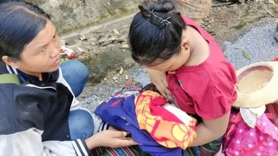 Giây phút nghẹt thở hỗ trợ sản phụ vùng lũ sinh con trên đường