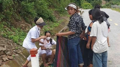Nghệ An: Cán bộ y tế đỡ đẻ cho sản phụ vùng lũ sinh con ngay trên đường