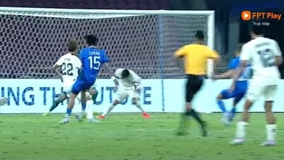 U23 Thái Lan thoát phạt đền nhạy cảm, cổ động viên gọi tên VAR