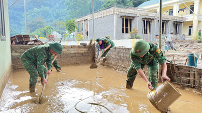 Đồn Biên phòng Na Ngoi phối hợp giúp dân bản Tha Đo khắc phục hậu quả bão số 3
