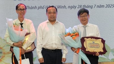 Trường Phổ thông Năng khiếu tri ân thầy Lê Bá Khánh Trình và thầy Nguyễn Thanh Hùng