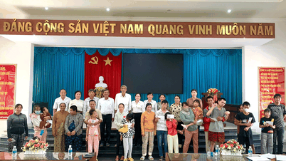Hội LHPN xã Tân Hoà: Trao quà cho trẻ em khuyết tật
