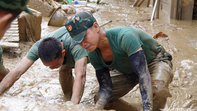 Los soldados ayudan a la gente a limpiar las inundaciones