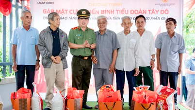 Tặng quà các gia đình chính sách thuộc Tiểu đoàn Tây Đô và người dân hoàn cảnh khó khăn