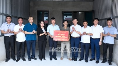 Đồng chí Phó Chủ tịch Thường trực HĐND tỉnh Lê Xuân Tiến thăm, tặng quà và trao tiền hỗ trợ xóa nhà dột nát tặng người có công