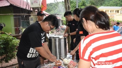 Nhóm thiện nguyện đến từ TP Huế hỗ trợ hàng trăm suất ăn miễn phí, sạc điện thoại, đèn thắp sáng... cho người dân vùng lũ