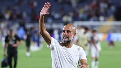 HLV Pep Guardiola gây sốt với diện mạo mới
