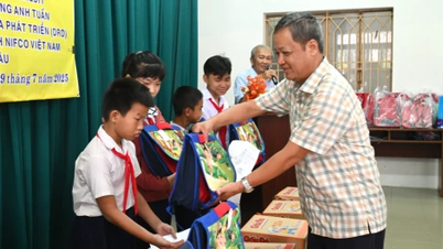 Tặng học bổng và đồ dùng học tập cho học sinh có hoàn cảnh khó khăn