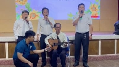 Màn đàn hát đặc biệt của "cậu bé vàng" Lê Bá Khánh Trình cùng bộ ba tiến sĩ