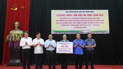 Đoàn công tác Ban Tuyên giáo và Dân vận Trung ương thăm, tặng quà gia đình chính sách tại Cao Bằng nhân dịp 27/7