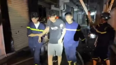 Hải Phòng: Cảnh sát giải cứu 5 người khỏi căn nhà cháy trong đêm