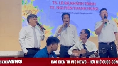 Xúc động lễ chia tay thầy Lê Bá Khánh Trình, 4 tiến sĩ đàn hát 'Thời thanh niên sôi nổi'