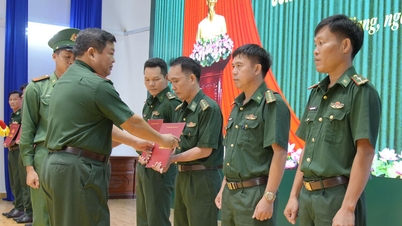 Trao quyết định về công tác cán bộ biên phòng