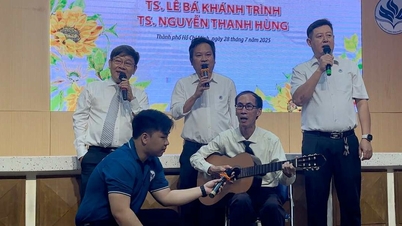 Tiến sĩ Lê Bá Khánh Trình và tiến sĩ Nguyễn Thanh Hùng cùng hát 'Thời thanh niên sôi nổi' trong lễ tri ân trước khi nghỉ hưu