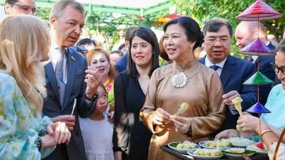 Phu nhân Ngô Phương Ly cùng bạn bè Nga xem múa rối nước, thưởng thức cốm, cafe