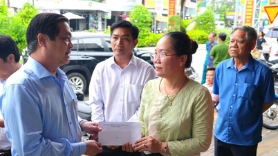 Phó Chủ tịch UBND tỉnh Huỳnh Chí Nguyện thăm hỏi các gia đình bị hỏa hoạn tại xã Cái Nước