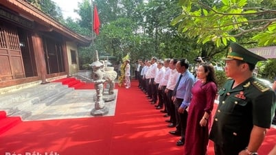 Chiều Trường Sơn thắp nén tâm hương…