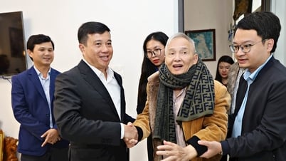 Bí thư Tỉnh ủy Lâm Đồng Y Thanh Hà Niê Kđăm thăm, tặng quà gia đình chính sách phường Xuân Hương - Đà Lạt