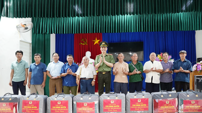 Thiếu tướng Cao Minh Huyền thăm, tặng quà người có uy tín trong vùng đồng bào dân tộc thiểu số