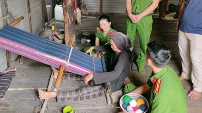 Nữ cựu chiến binh Bahnar miệt mài giữ lửa nghề dệt truyền thống