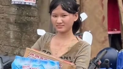 Cô sinh viên lấm lem bùn đất "không nhận thêm nữa, xin nhường phần cứu trợ cho người cần hơn"
