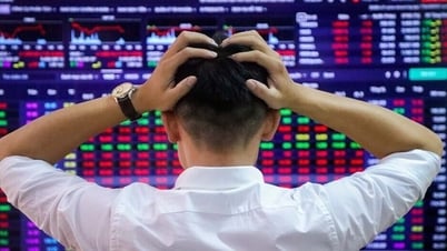 VN-Index điều chỉnh mạnh, thanh khoản bùng nổ