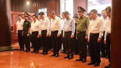 Tổng Bí thư Ban Chấp hành Trung ương Đảng cộng sản Việt Nam dâng hương và trồng cây lưu niệm tại Đền thờ liệt sĩ Chiến trường Điện Biên Phủ