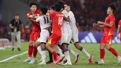 Video: Đình Bắc va chạm quyết liệt với các cầu thủ U23 Indonesia