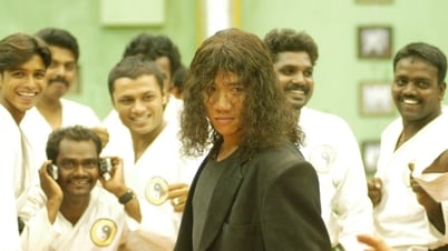 Maestro de artes marciales vietnamita entrena a 5.000 extras indios