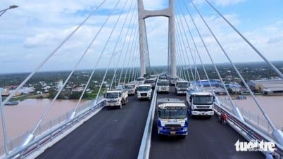 Cầu Rạch Miễu 2 thử tải, hàng chục xe chở đầy hàng chạy qua cầu an toàn