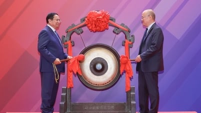 Thủ tướng thăm Sở Giao dịch Chứng khoán Thượng Hải, đề xuất hợp tác phát triển trung tâm tài chính