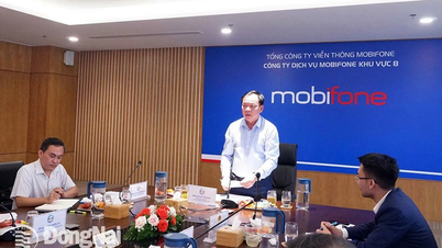 Председатель провинциального народного комитета Во Тан Дук работает с MobiFone в регионе 8