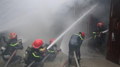 Hình ảnh hơn 200 chiến sĩ chiến đấu với giặc lửa suốt 8 giờ tại TP Hồ Chí Minh