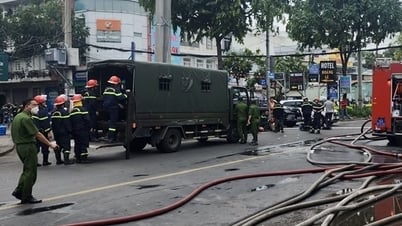 Gần 200 cán bộ chiến sĩ dập tắt đám cháy 2 công ty trong hẻm sâu