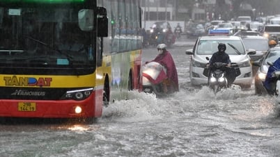Đường Hà Nội ngập sâu, xe chết máy sau mưa lớn