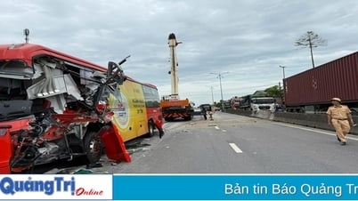 اصطدمت سيارتان على الطريق السريع رقم 1، ما أدى إلى تشوه مقدمة حافلة الركاب.